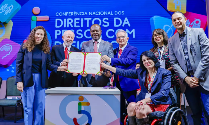 Lula assina decreto que cria cadastro nacional de pessoas com autismo politica