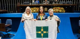 Aluna da rede pública do DF toma posse como ‘jovem senadora’