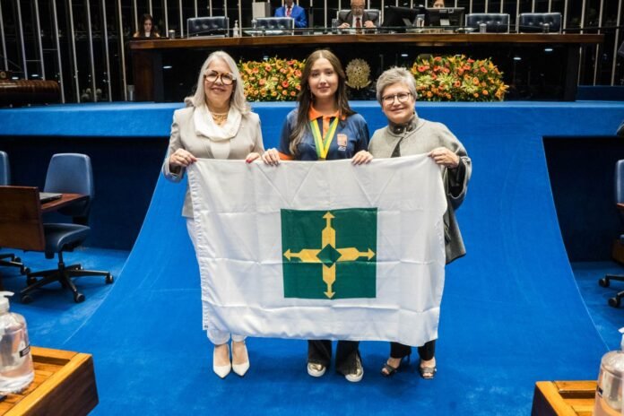 Aluna da rede pública do DF toma posse como ‘jovem senadora’ brasilia
