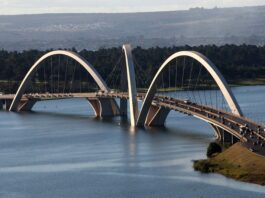 Pintura da Ponte JK, no Lago Sul, é iniciada