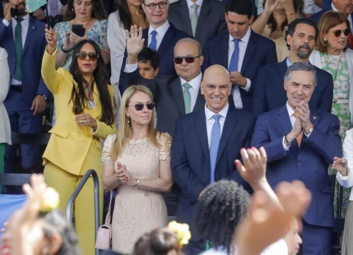Festa da Independência reúne multidão na Esplanada dos Ministérios brasilia