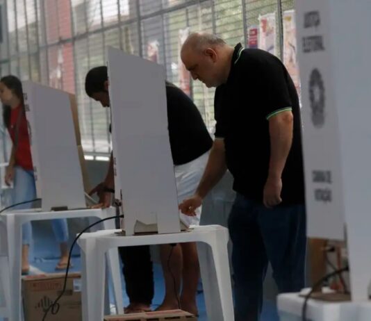 Urnas eletrônicas completam 30 anos em meio a desafios contra a desinformação