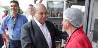 Governador acompanha últimos ajustes na obra dos quiosques do Palácio do Buriti