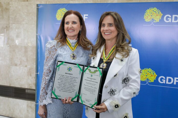 Autoridades e representantes do governo são homenageados com Medalha Mérito da PGDF brasilia