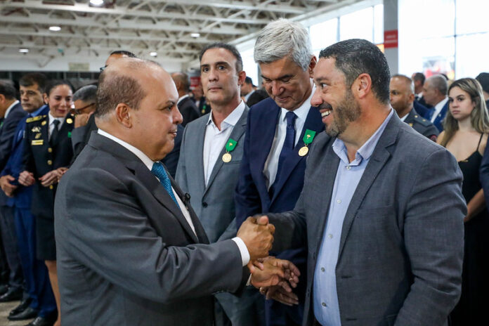 Medalha do Mérito Buriti é concedida a 426 agentes públicos e membros da sociedade civil do DF r