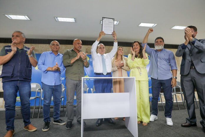 Governador Ibaneis Rocha assina reestruturação salarial da carreira socioeducativa brasilia