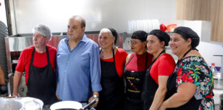 Governador almoça com comerciantes nos novos quiosques do Palácio do Buriti