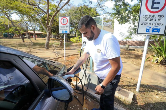 Uso de carros elétricos é incentivado com a instalação de novos pontos de recarga brasilia