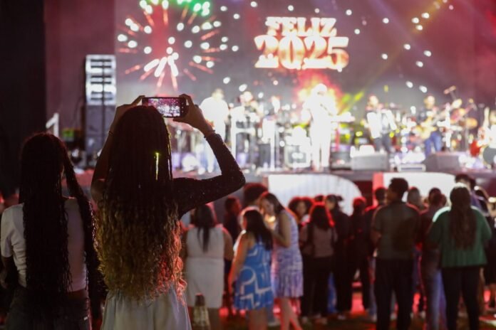Show de Mari Fernandez reúne 20 mil pessoas na primeira noite da festa de fim de ano na Torre de TV brasilia