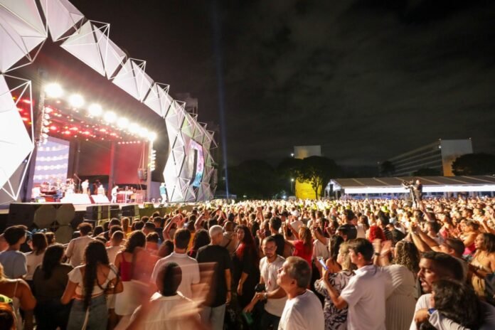 Réveillon terá shows na Esplanada e dois dias de festa na Prainha, em Planaltina e em Ceilândia brasilia show festa pessoas