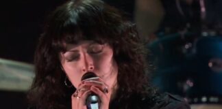 Dave Grohl se apresenta ao lado da filha Violet em concerto beneficente em Los Angeles