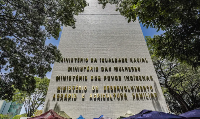 Ministério da Igualdade Racial e Amobitec Firmam Parceria para Combater o Racismo mundo brasilia politica