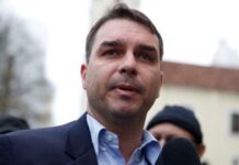 Flávio Bolsonaro participa da Marcha para Jesus em São Paulo
