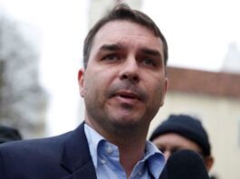 Flávio Bolsonaro participa da Marcha para Jesus em São Paulo