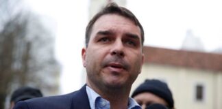 Flávio Bolsonaro participa da Marcha para Jesus em São Paulo