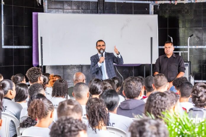 Manzoni quer incluir na Lei Orgânica direito aos pais de educar seus filhos