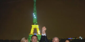 Lula e Macron posam juntos na Torre Eiffel iluminada de verde e amarelo
