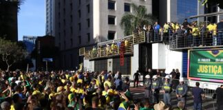 Manifestação na Paulista pede anistia e justiça para Bolsonaro em meio a julgamento no STF