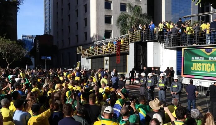 Manifestação na Paulista pede anistia e justiça para Bolsonaro em meio a julgamento no STF politica