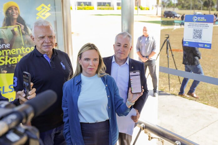 GDF inova com tecnologia em paradas de ônibus para consulta de horários do transporte público em tempo real brasilia