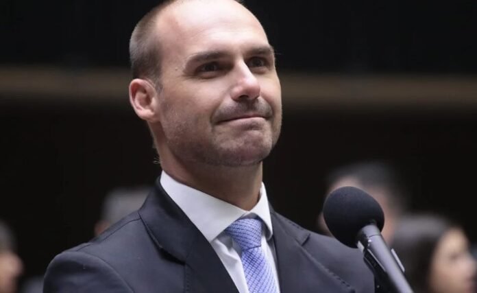 Eduardo Bolsonaro diz que não renuncia e desafia STF em live
