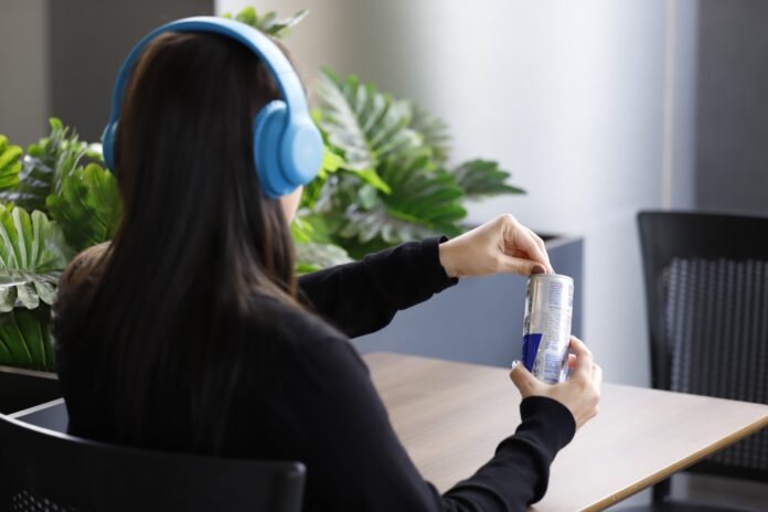 Especialista alerta sobre riscos de consumo excessivo de energético
