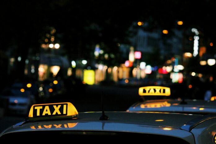 Governo extingue taxa de verificação de taxímetro e promete economia para 300 mil taxistas economia munda taxi carro aplicativo