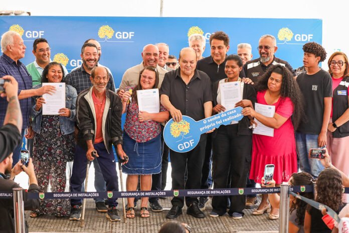 Mais 140 famílias recebem as chaves da casa própria no Sol Nascente brasilia