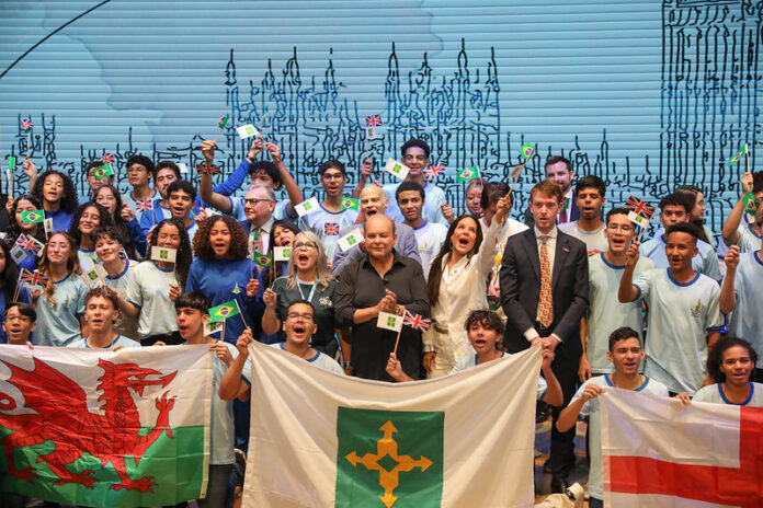Estudantes selecionados pelo programa Pontes para o Mundo recebem kits de viagem antes de embarque para intercâmbio no Reino Unido brasilia