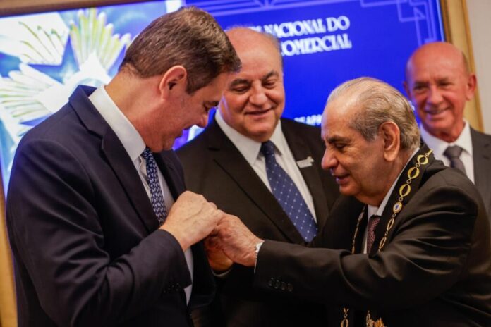 Honra e reconhecimento: Aparecido Freire é condecorado pela CNC brasilia sesc