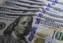 Ibovespa sobe e dólar recua antes de decisão sobre juros