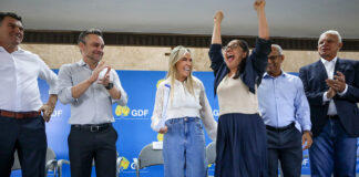 Celina Leão entrega 34 escrituras a igrejas e entidades sociais no DF