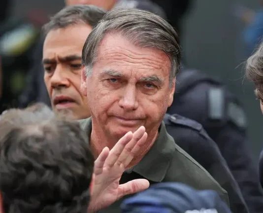 Bolsonaro apresenta melhora clínica, mas segue internado na UTI do Hospital DF Star