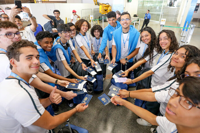 Gêmeas brasilienses partem para viver experiência de intercâmbio na Inglaterra com programa do GDF brasilia