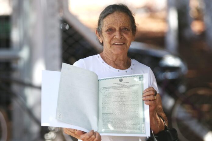 Mais de mil famílias recebem documento das casas a custo zero goias
