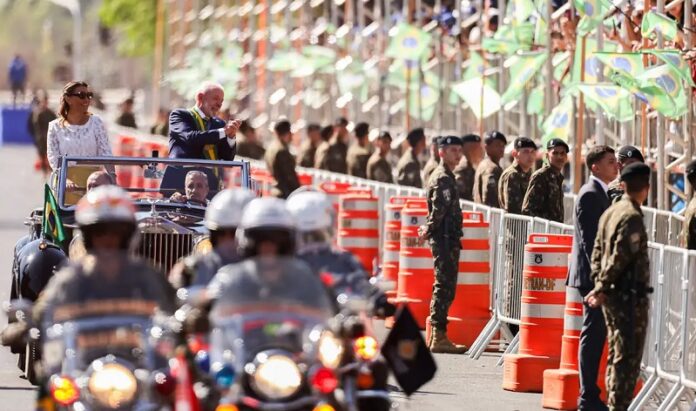 Lula abre desfile de 7 de Setembro em Brasília sob gritos de “sem anistia” e “soberania não se negocia” politica