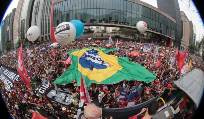 Milhares protestam em São Paulo contra anistia a golpistas e PEC da Blindagem politica