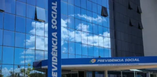 Flávio Dino vota contra redução da aposentadoria por invalidez