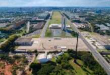 Como funcionam os ônibus turísticos e os centros de atendimento para conhecer Brasília