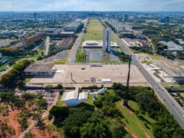 Como funcionam os ônibus turísticos e os centros de atendimento para conhecer Brasília