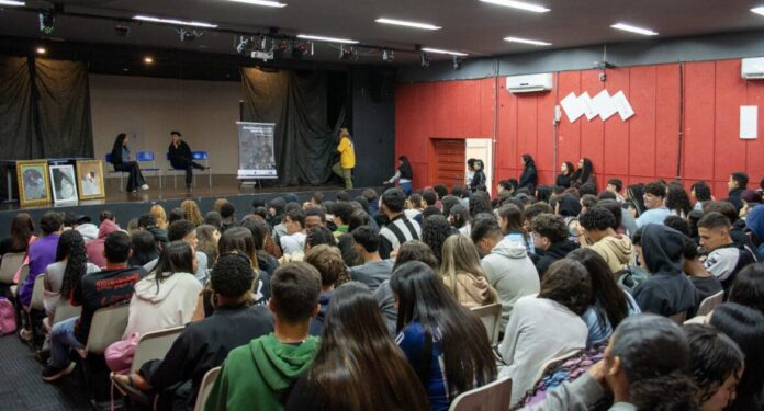 Victor Hugo Soulivier inspira estudantes do CEMAB com roda de conversa sobre arte, moda e futuro brasilia