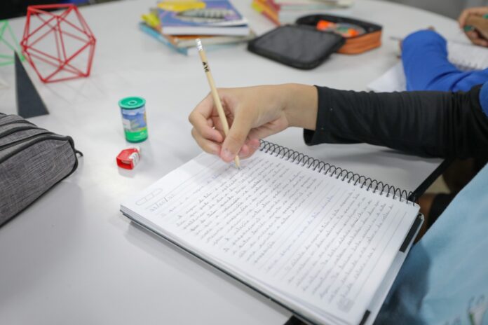 Inscrições para aulão preparatório para o Enem 2025 se encerram nesta terça-feira (21) brasilia sala educação caderno estudo criança