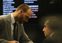 Moraes determina que Defensoria Pública assuma defesa de Eduardo Bolsonaro em processo sobre sanções dos EUA