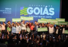 Caiado sanciona lei que garante R$ 40 mil a professores de escolas contempladas com Prêmio Leia