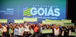 Caiado sanciona lei que garante R$ 40 mil a professores de escolas contempladas com Prêmio Leia