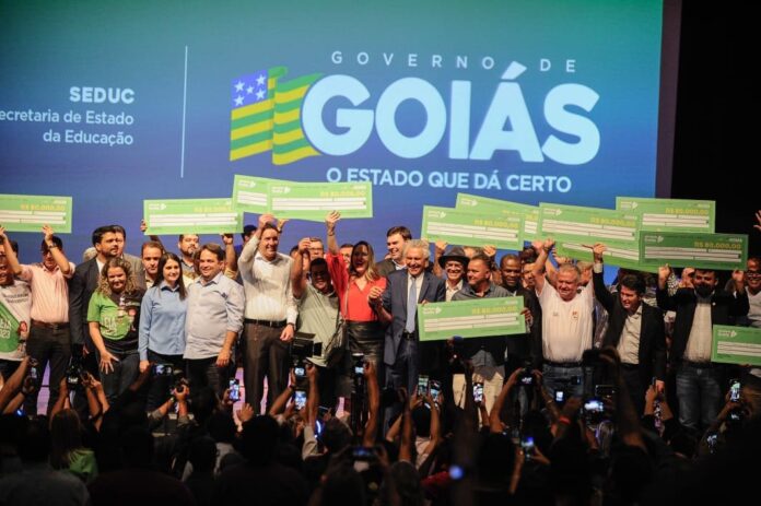 Governador sanciona lei que garante R$ 40 mil a professores de escolas contempladas com Prêmio Leia goias