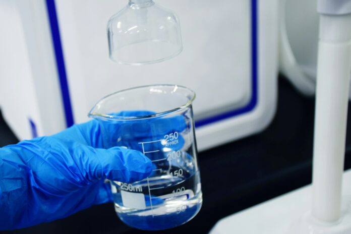 Casos suspeitos de intoxicação por metanol chegam a 43 no Brasil tecnologia saude laboratorio bebida experimento ciencias