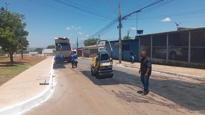 Operação de manutenção asfáltica em Ceilândia