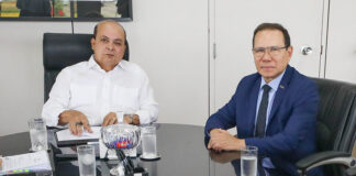 Ibaneis Rocha empossa simbolicamente Nelson Souza como novo presidente do BRB