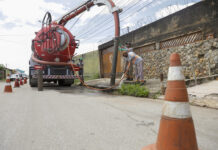 Sistema mecanizado já retirou mais de 248 mil toneladas de resíduos de bocas de lobo e galerias pluviais no DF